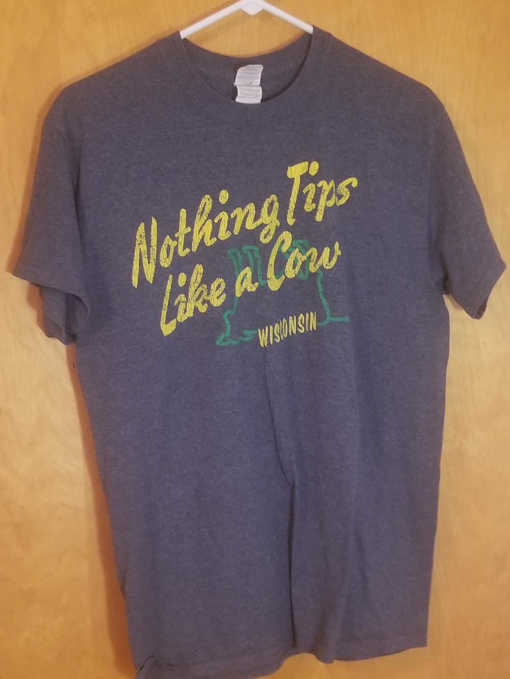 Gildan "Nothing Tips Like A Cow" Graphic Printed T-Shirt Size Medium